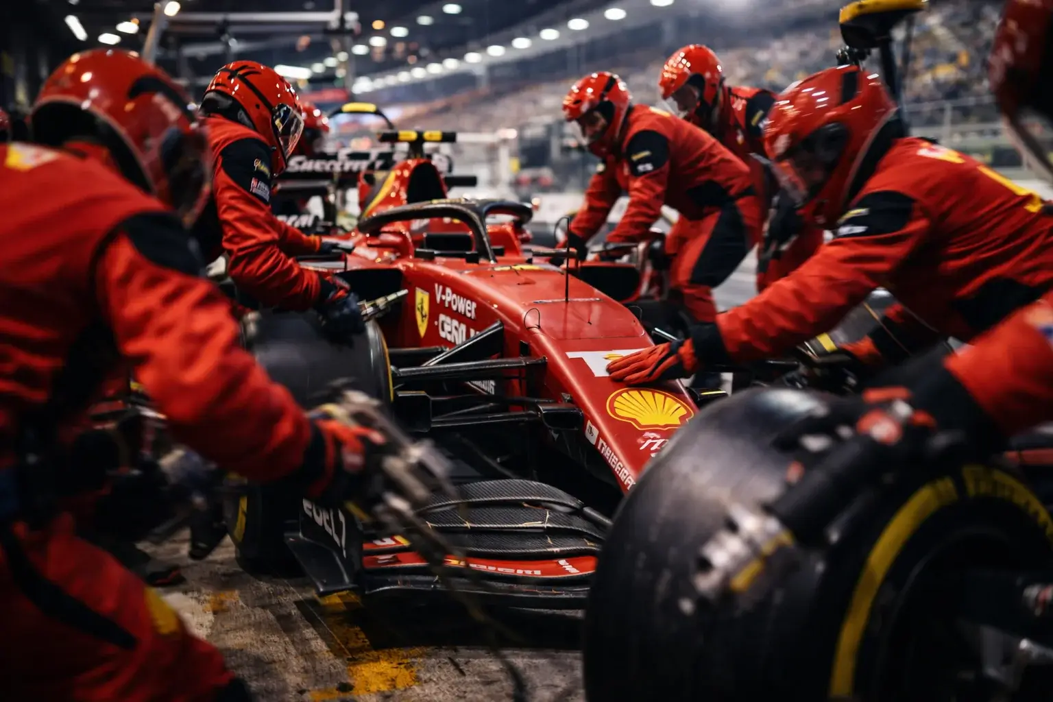 Formel-1-Boxenstopp mit Mechanikern beim schnellen Reifenwechsel